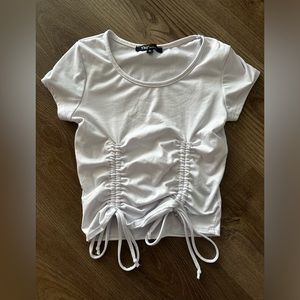 Chandail manche courte. Blanc. Grandeur Small. Crop top.